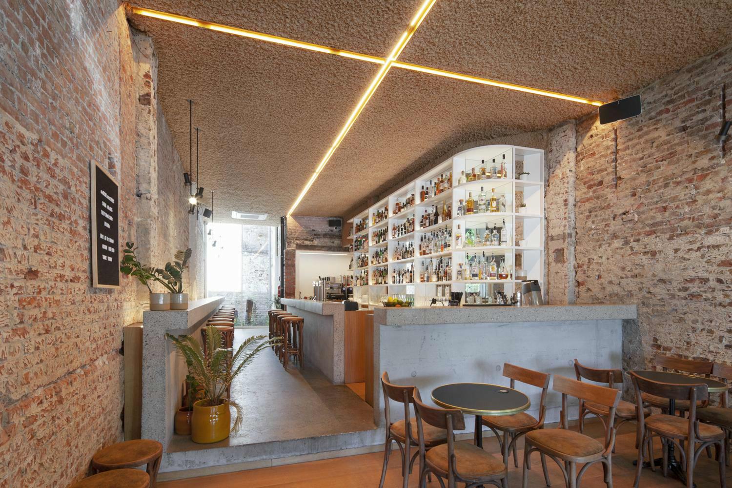 gezellige bar Eltòn aan Gent Sint Piers station in Gent