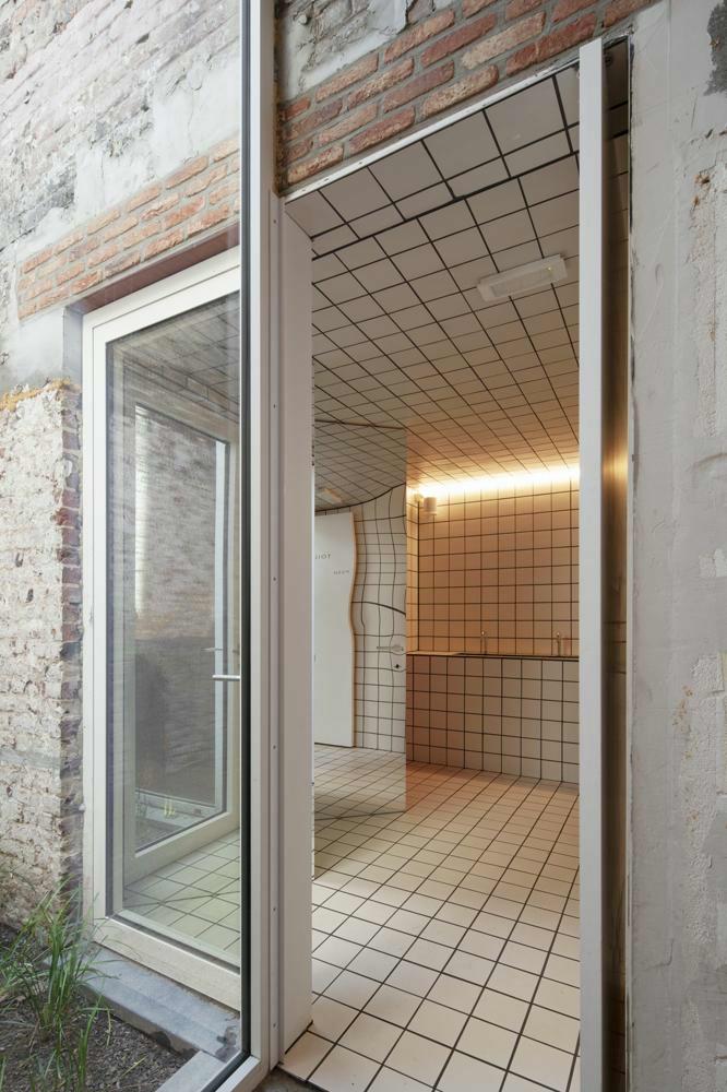 moderne toiletten in café Eltòn in stationsbuurt Gent-Sint-Pieters