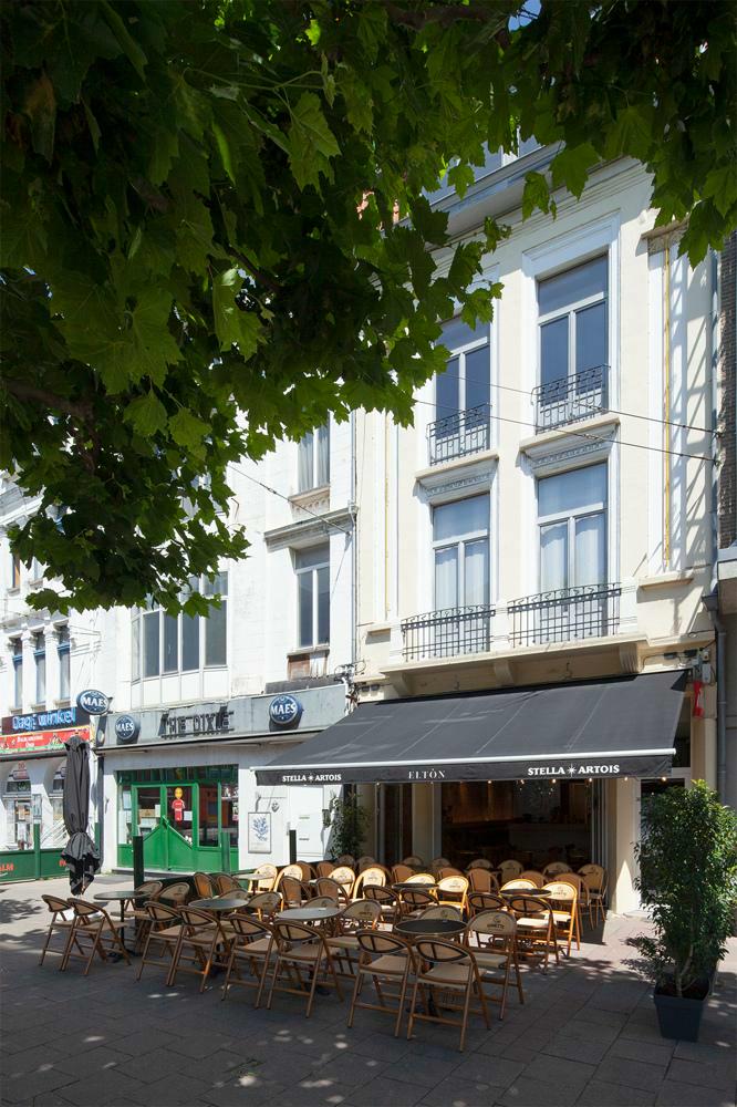 zonnig terras van café Eltòn in de stationsbuurt van Gent-Sint-Pieters