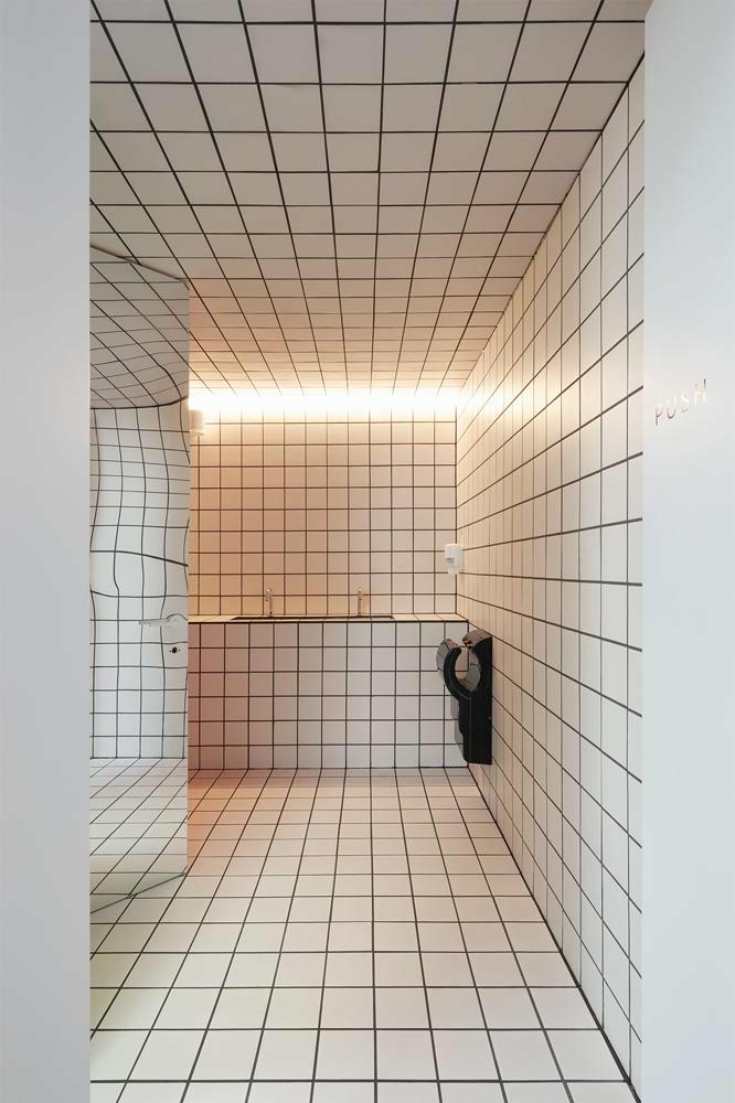 moderne toiletten in café Eltòn in stationsbuurt Gent-Sint-Pieters