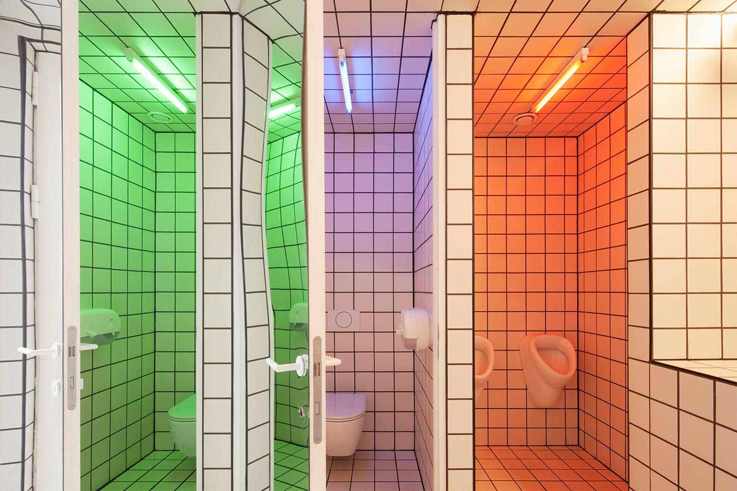 kleurrijke toiletten in café Eltòn in stationsbuurt Gent-Sint-Pieters