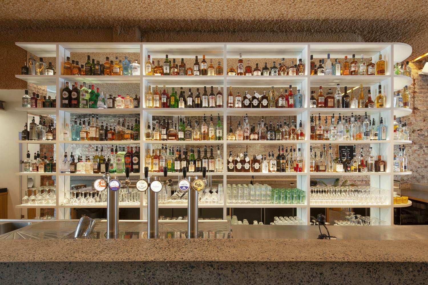 Bar met sterke drank op schappen in bar Eltòn in Gent