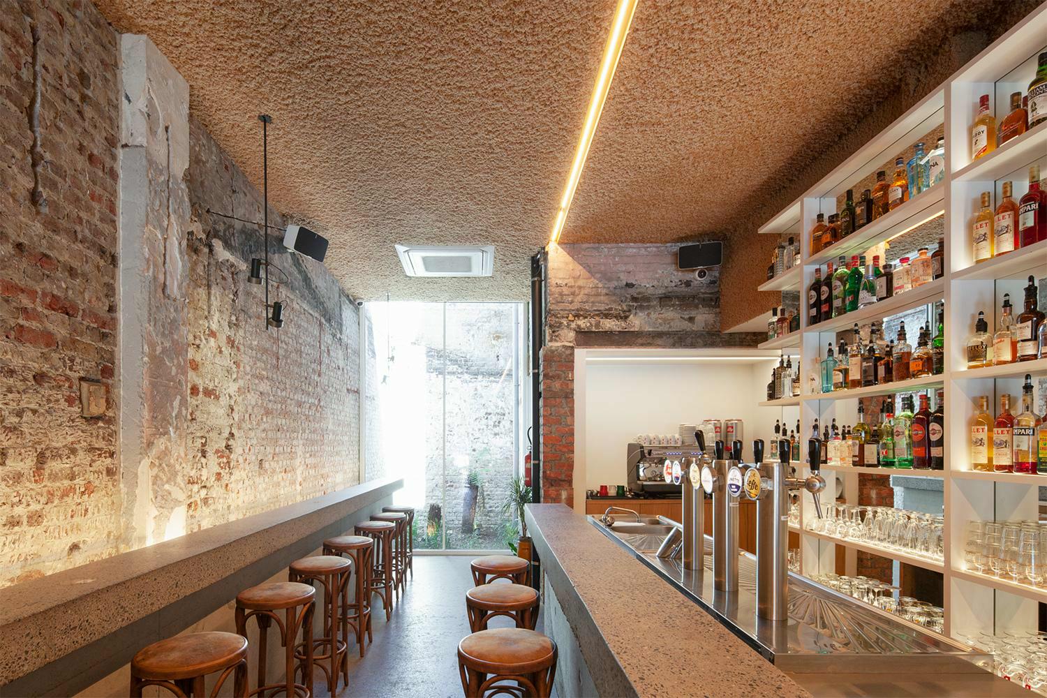 Trendy bar Eltòn in stationsbuurt Gent